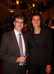 Torsten Kuhne von der Weingroßhandlung Gebrüder Volkhardt, Bayerischer Hof Hotelchefin Innegrit Volkhardt (©Foto:Martin Schmitz)